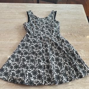 NWT Alya’s pretty flower black and white midi lined dress (size medium)